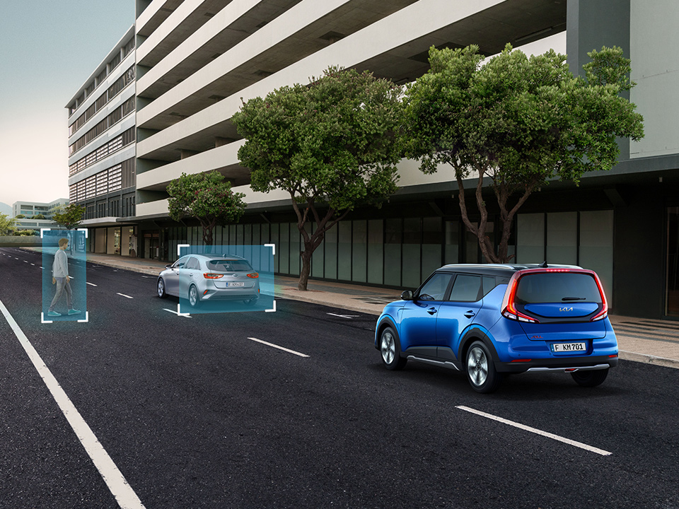 Kia e-Soul Forward Collision-Avoidance Assist with Pedestrian/Cyclist Protection